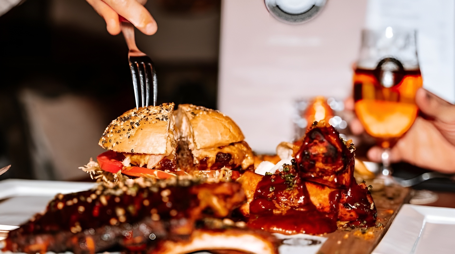 Hamburger met een vork erin
